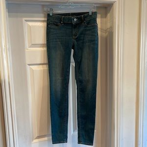 White House Black Market Skinny jeans like new, medium wash, fit great!